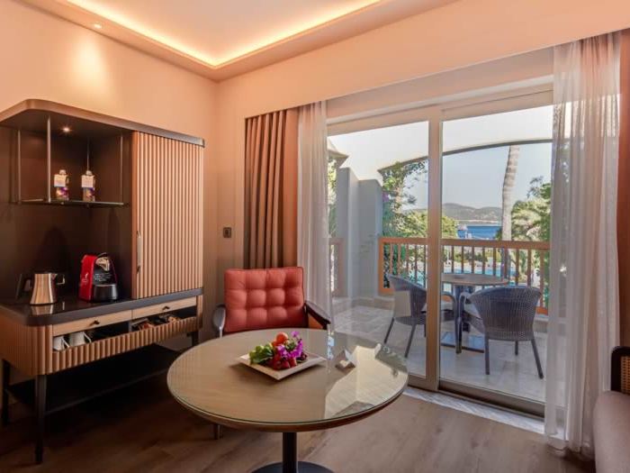 Deluxe Havuz Manzaralı Oda — Divan Bodrum